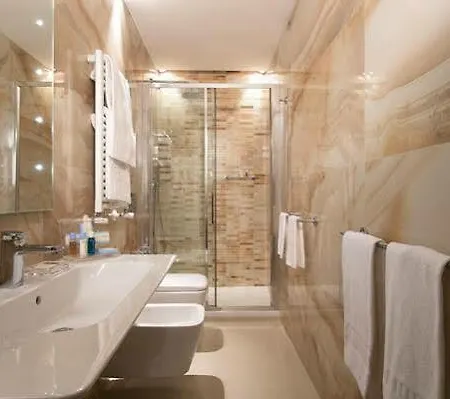 スタンダール ホテル 4*